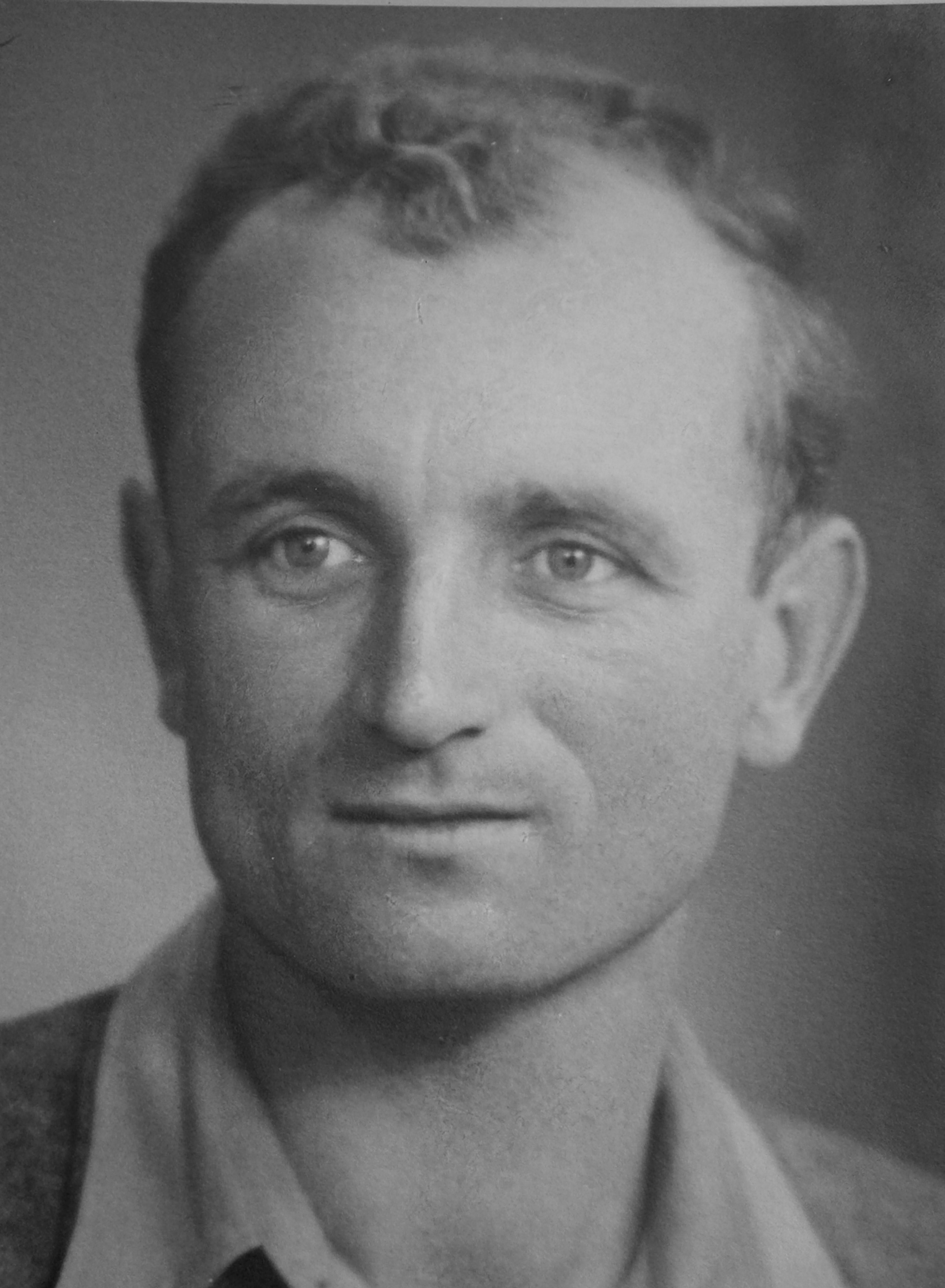 Autor pomníku Ing.arch Jiří Herzán v době, kdy byl sám letcem.jpg